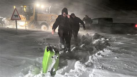 Ardahan-Göle kara yolunda kar nedeniyle mahsur kalan 27 araç kurtarıldı - Son Dakika Haberleri